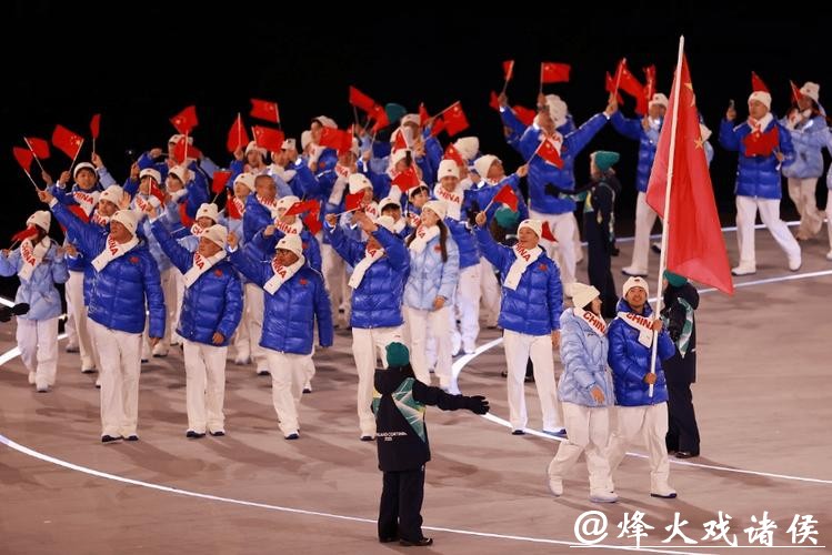 中国代表团惊艳亮相米兰冬奥开幕式，尽显飒爽风姿