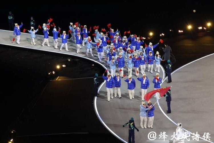 中国代表团惊艳亮相米兰冬奥开幕式，尽显飒爽风姿